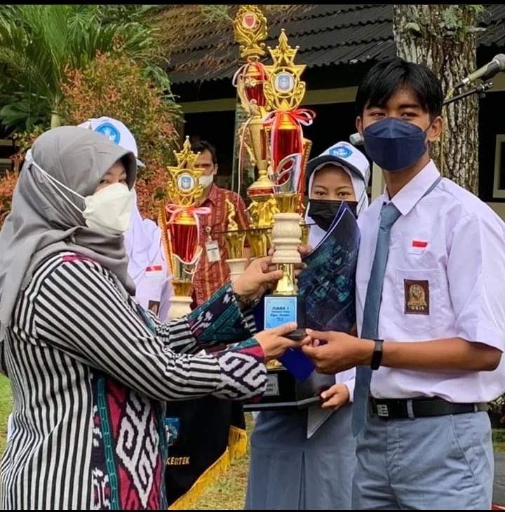 Penyerahan Piala Liga Osis