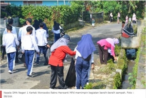 SMA Negeri 1 Kertek Ajak Siswa Pungut dan Pilah Sampah